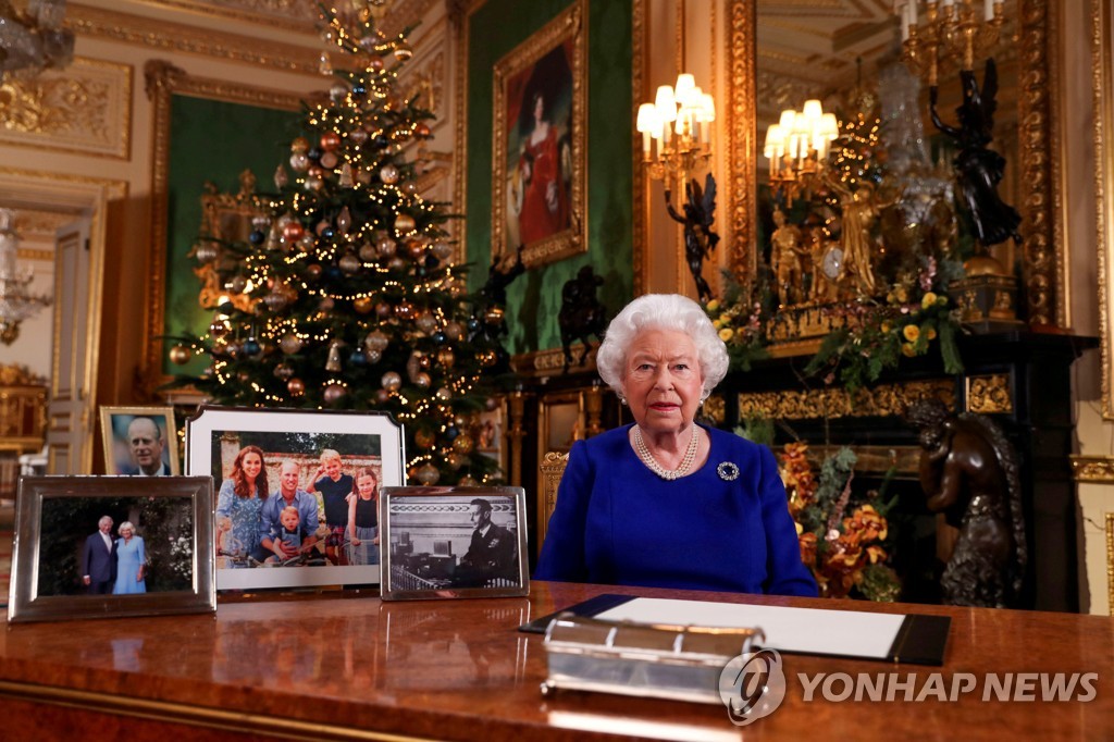 올해 성탄절 메시지를 녹화하는 영국의 엘리자베스 2세 여왕 [로이터=연합뉴스]