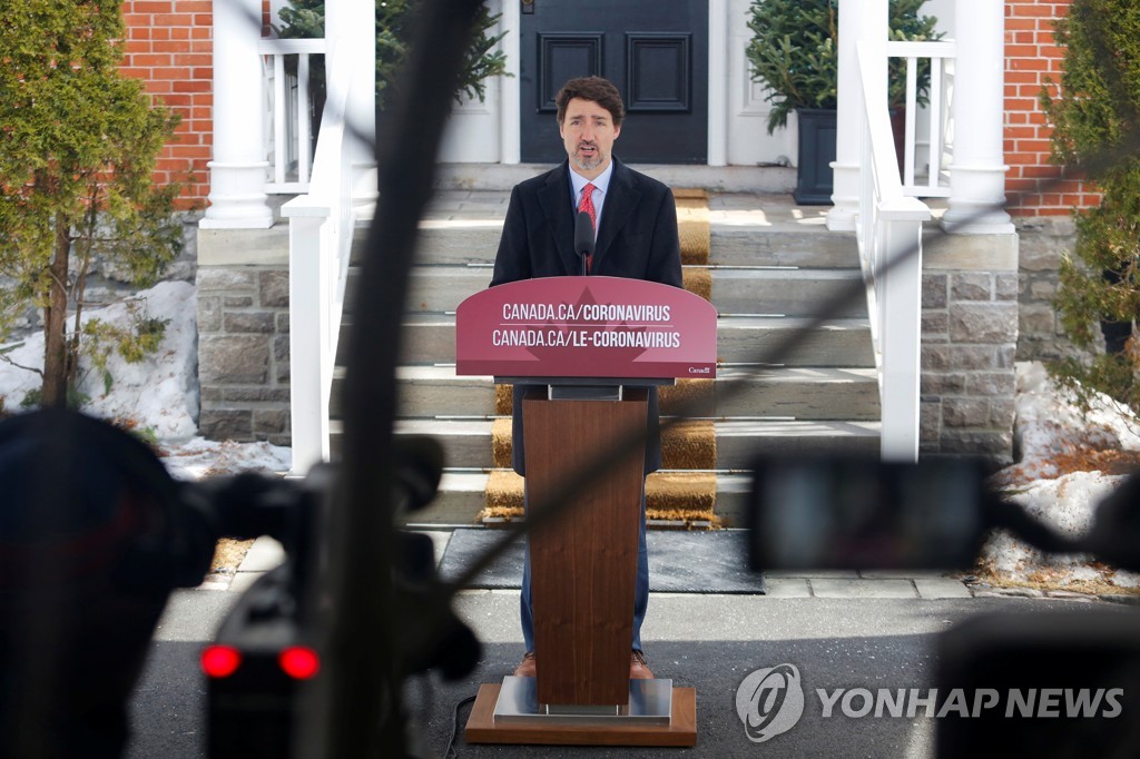 자택 앞에서 회견을 하는 쥐스탱 트뤼도 총리