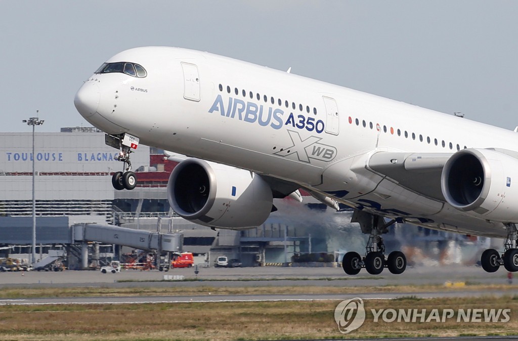 작년 9월 에어버스 툴루즈 본사의 활주로에서 이륙하는 에어버스 A350 기종. [로이터=연합뉴스 자료사진]