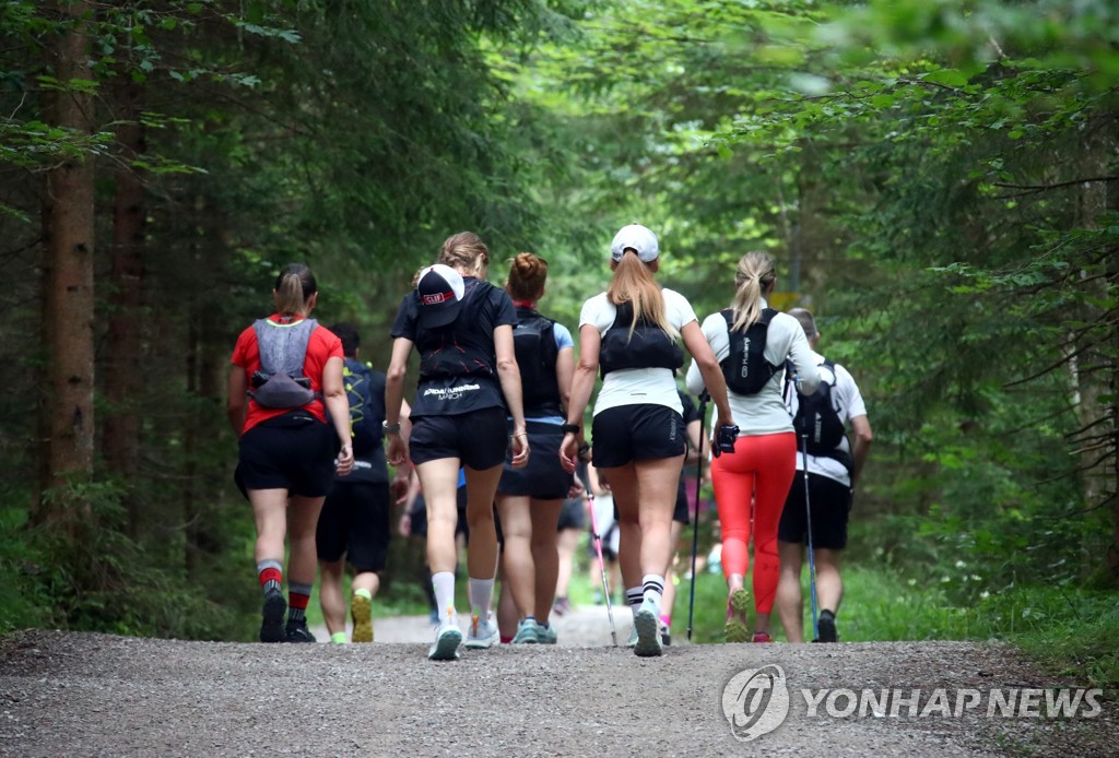 휴가철에 산행을 하는 독일 시민 [로이터=연합뉴스]
