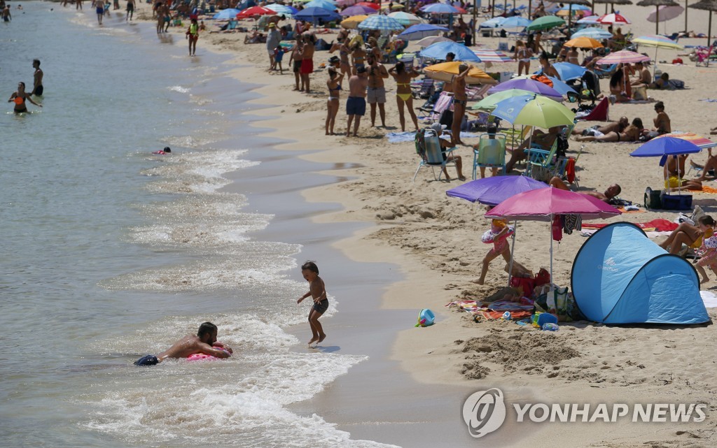 지난 26일 스페인의 영국인들이 많이 찾는 휴양지 마요르카 섬의 한 해변 [로이터=연합뉴스]