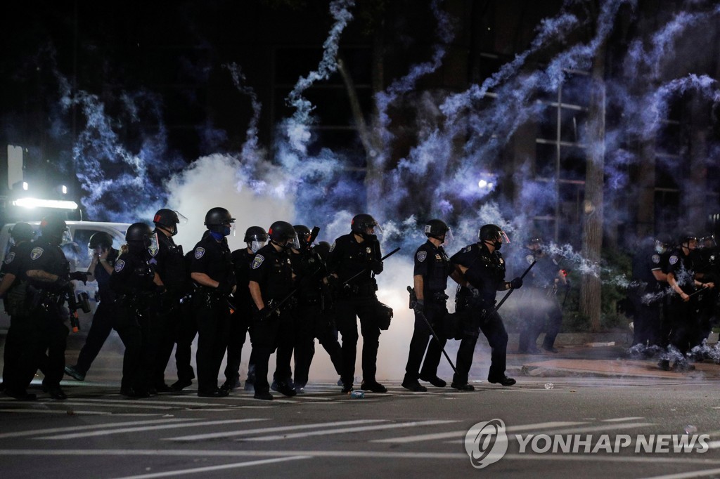 시위대를 진압하는 경찰