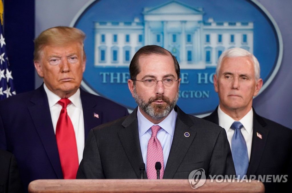 US President Donald Trump (left) and US Secretary of Health and Welfare Alix Aza [로이터=연합뉴스]