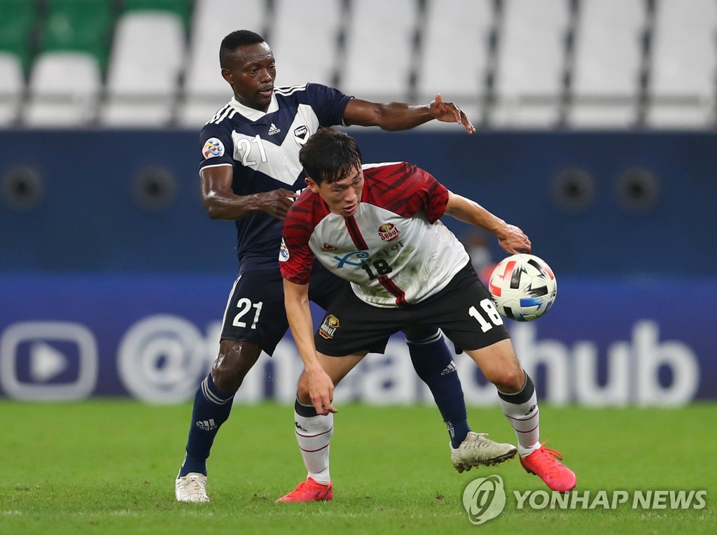 In this Reuters photo, Lee Seung-jae of FC Seoul (R) battles Adam Traore of Melbourne Victory for the ball during their Group E match at the Asian Football Confederation Champions League at Education City Stadium in Al Rayyan, Qatar, on Dec. 3, 2020. (Yonhap)
