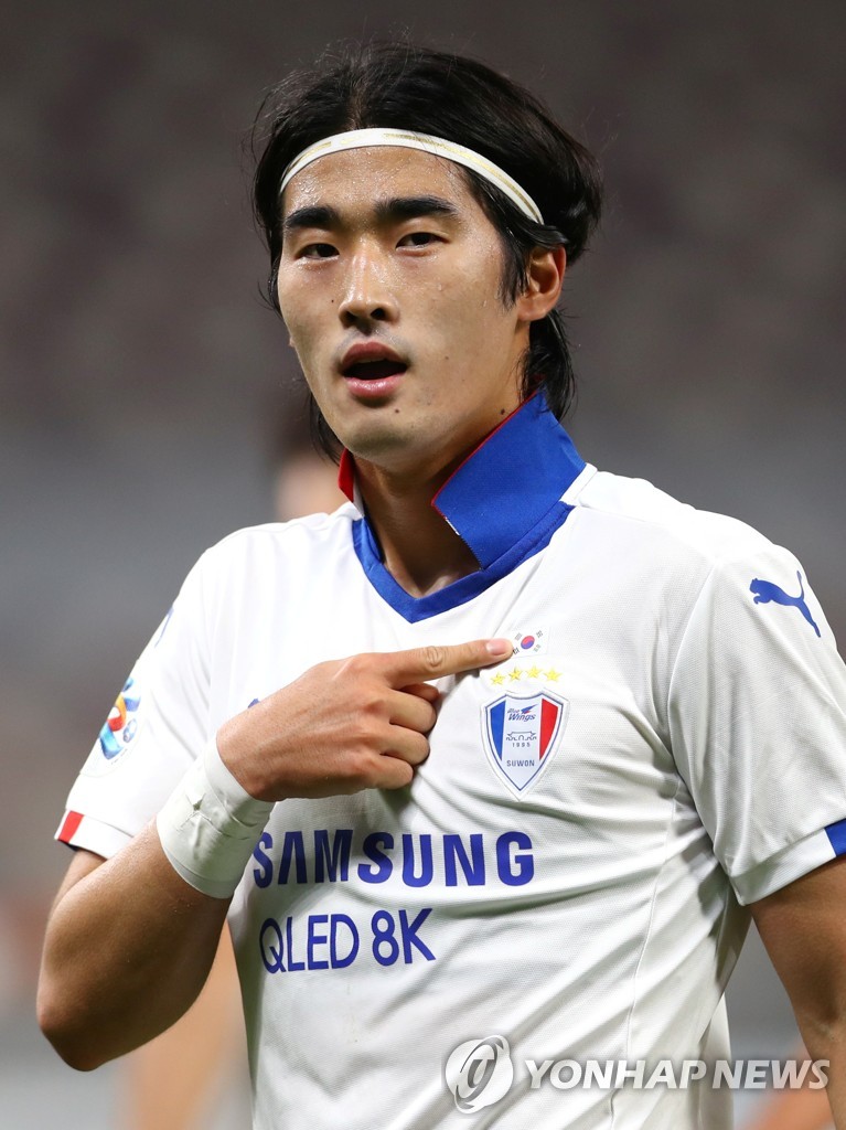 In this Reuters photo, Kim Tae-hwan of Suwon Samsung Bluewings points to the South Korean national flag, Taegeukgi, on his chest after scoring a goal against Yokohama F. Marinos in the round of 16 at the Asian Football Confederation Champions League at Khalifa International Stadium in Doha on Dec. 7, 2020. (Yonhap)