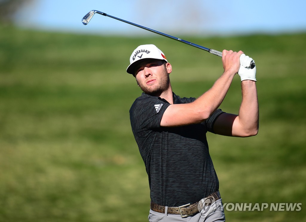 Burns maintains lead on third day of PGA Genesis, suspended for 4 hours due to strong winds