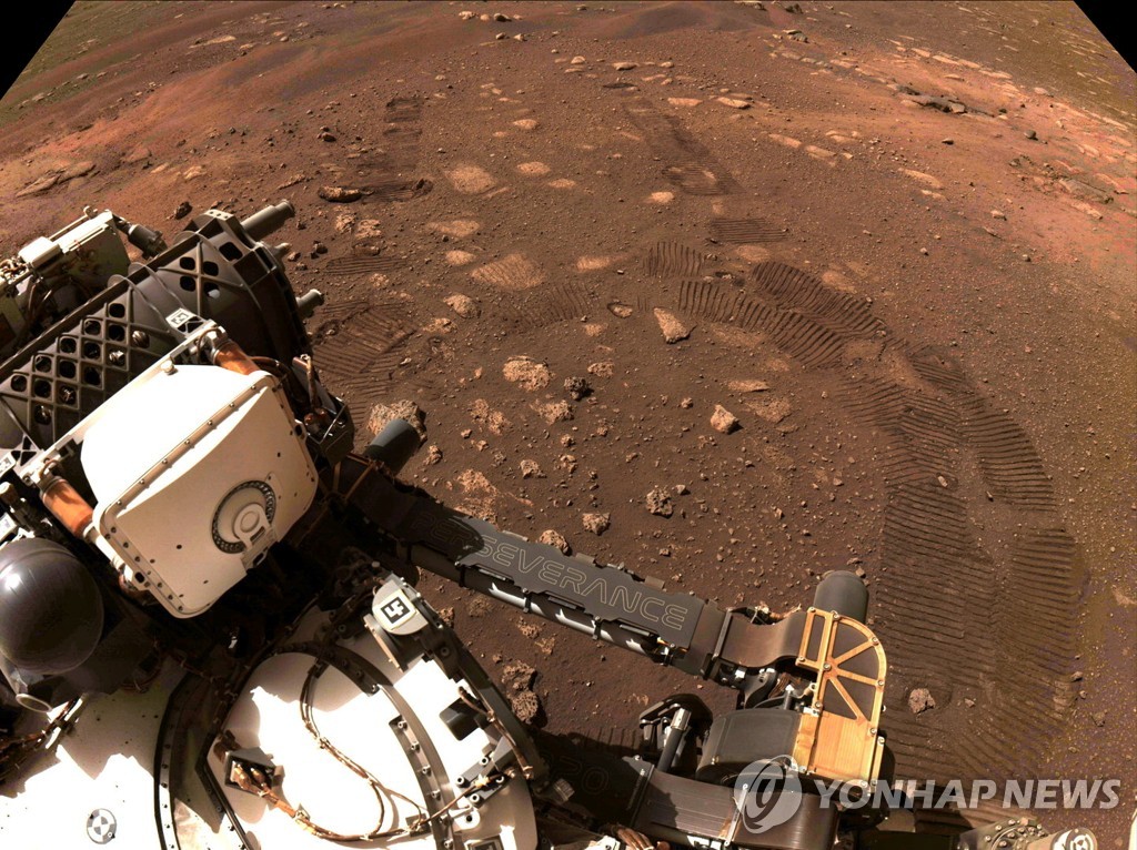 미국의 화성 탐사로봇(로버) 퍼서비어런스가 지난 4일 화성 표면에서 33분간의 첫 주행을 성공리에 마쳤다. 사진은 퍼서비어런스가 시험주행 뒤 전송한 화성 표면 사진. [NASA 제공/JPL-칼텍/로이터=연합뉴스]