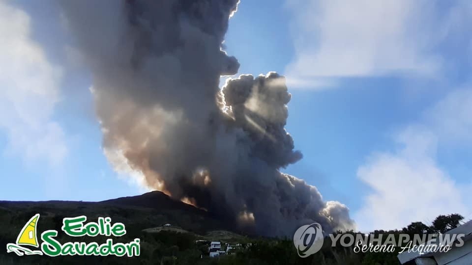 19일(현지시간) 스트롬볼리 화산의 분화 장면. [로이터=연합뉴스]