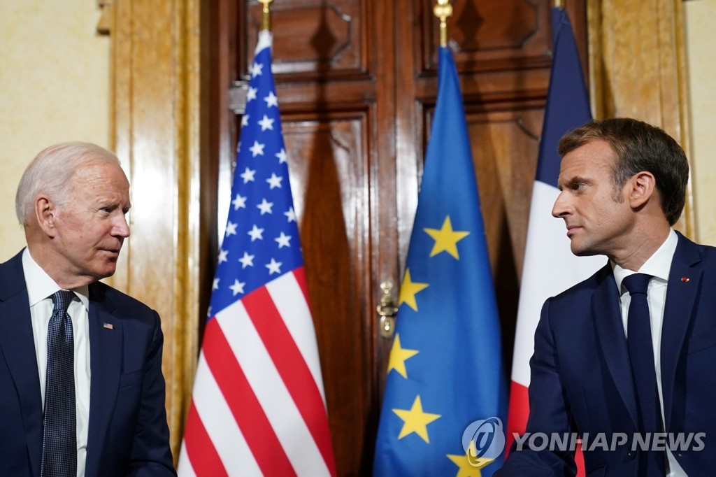 마크롱 프랑스 대통령(오른쪽)과 바이든 미국 대통령(왼쪽)