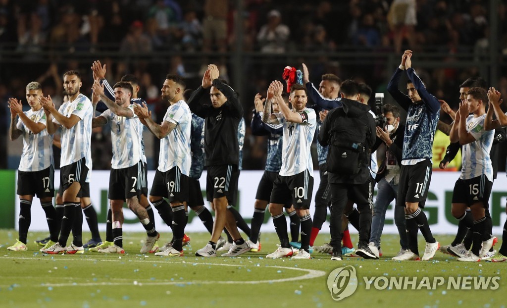 브라질전 무승부 뒤 팬들에게 박수 보내는 아르헨티나 선수들