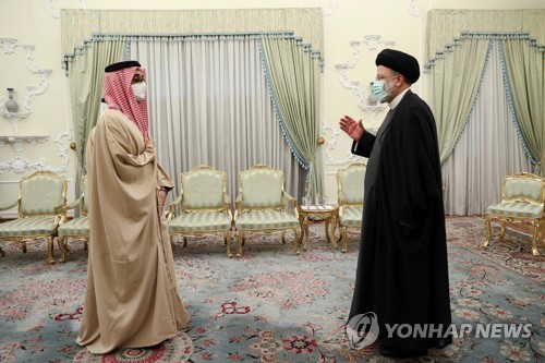 이란 대통령 만나는 UAE 안보보좌관