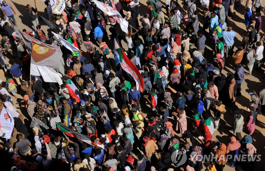 수단 수도 하르툼에서 행진하는 반군부 시위대.