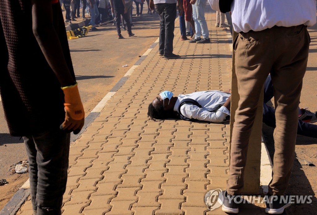 수단 쿠데타 저항 시위 도중 길바닥에 누운 시민.