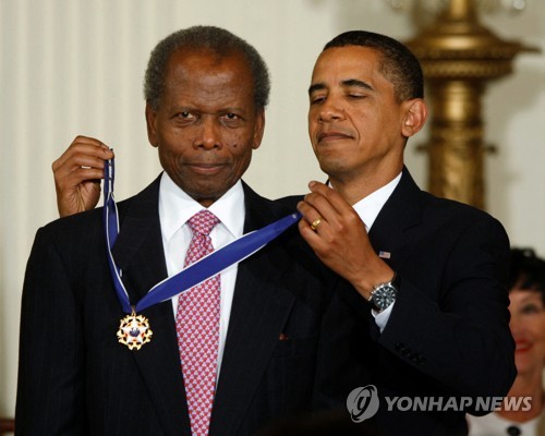 2009년 오바마 전 대통령으로부터 자유메달 받은 포이티어