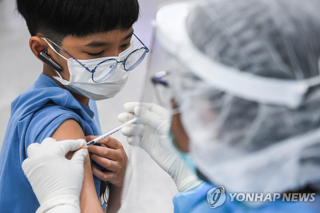 태국에서 코로나19 백신 접종받는 어린이