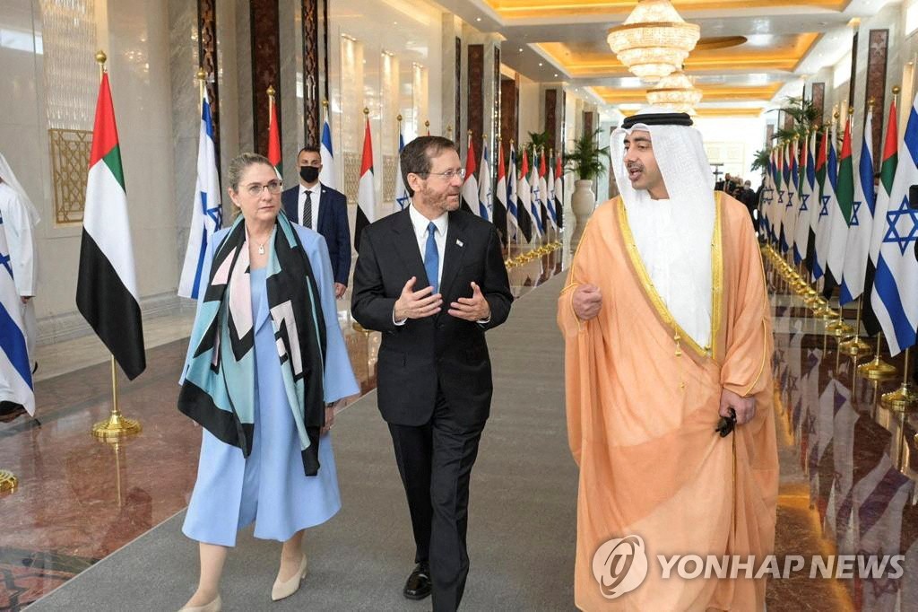 UAE 방문한 이스라엘 대통령(가운데)