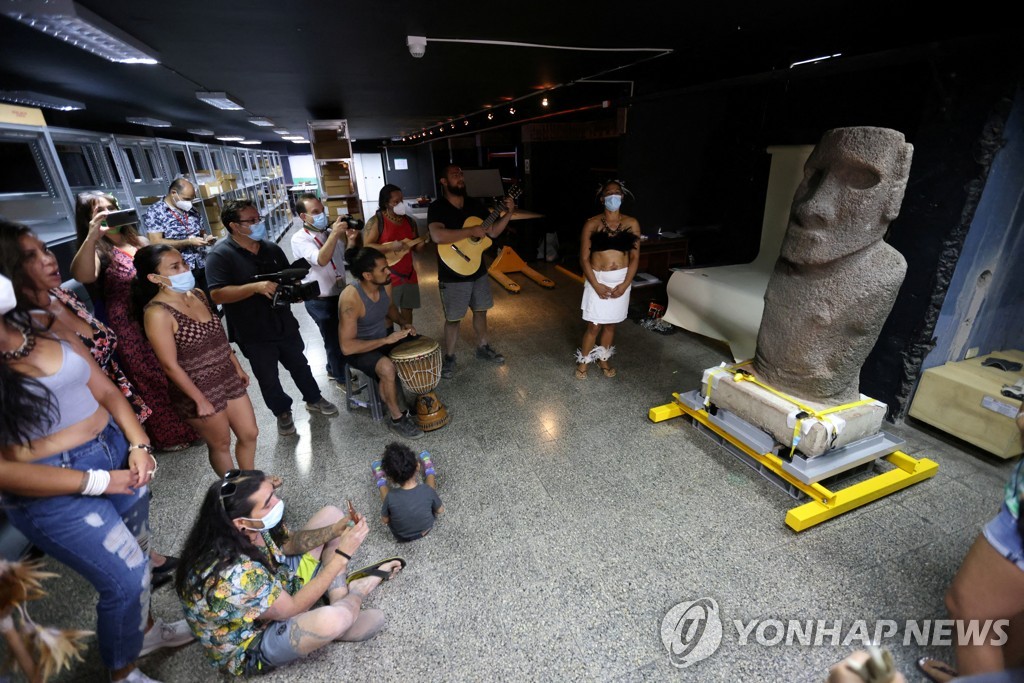 152년 만에 고향 이스터섬으로 돌아가는 모아이 타우