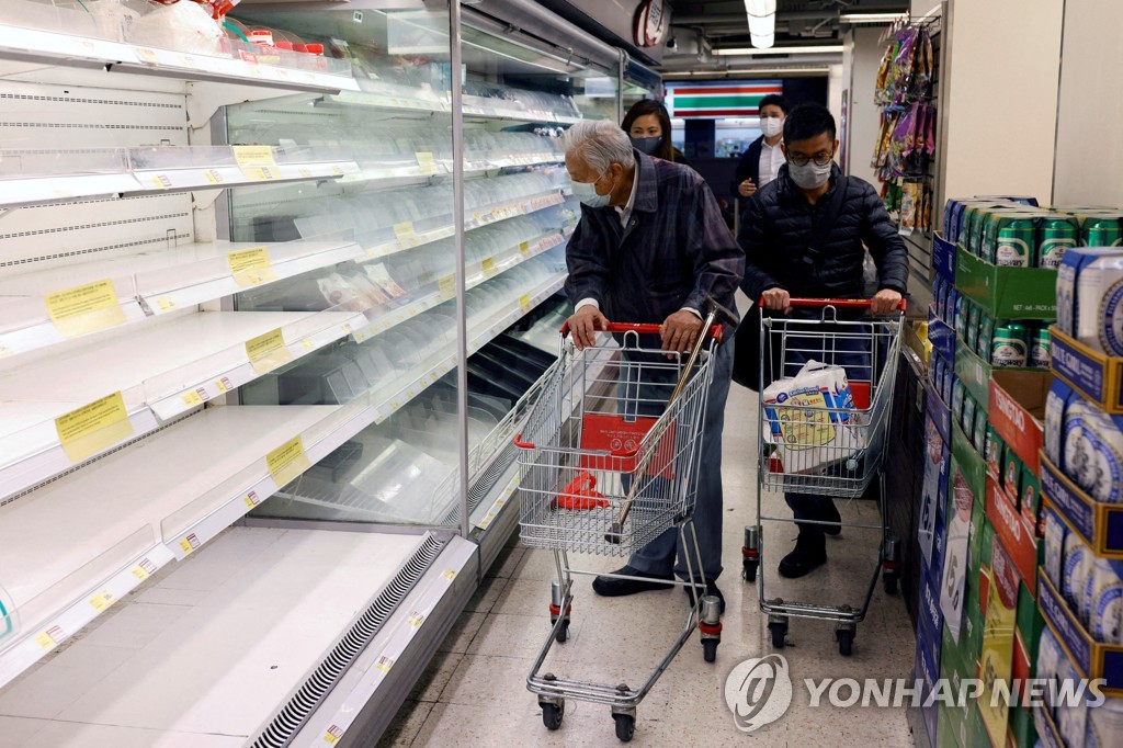 (로이터=연합뉴스) 도시 봉쇄 가능성이 제기된 지난달 28일 홍콩의 한 슈퍼마켓 매대가 텅 빈 모습. 2022.3.3.