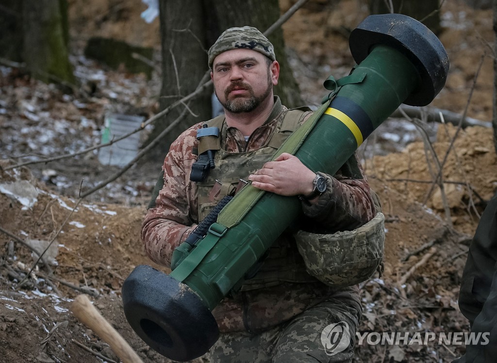 휴대용 대전차 미사일로 무장한 우크라이나 군인