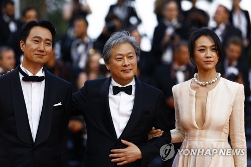 박찬욱 감독(가운데)과 박해일(왼쪽)·탕웨이