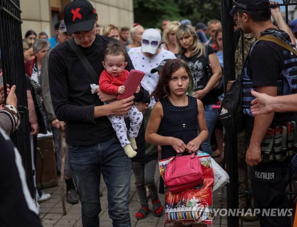 도네츠크에서 대피 중인 우크라이나 난민들