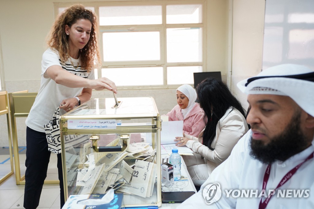 투표하는 쿠웨이트 여성