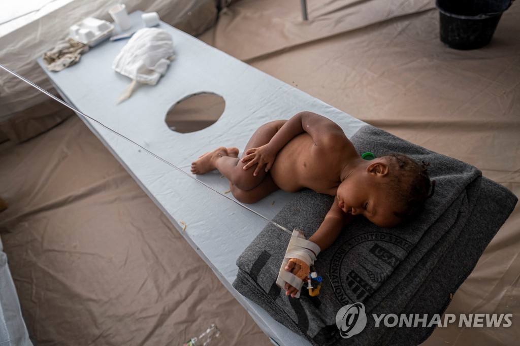 아이티에서 콜레라 증세로 취료 받는 젖먹이