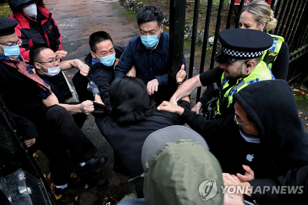 영사관 정문에서 경내로 끌려들어가는 홍콩 남성