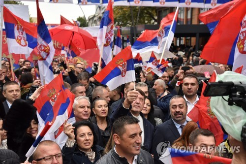 코소보 정부의 번호판 변경 방침에 항의하는 세르비아계 주민들 [로이터 연합뉴스 자료사진. 재판매 및 DB 금지]