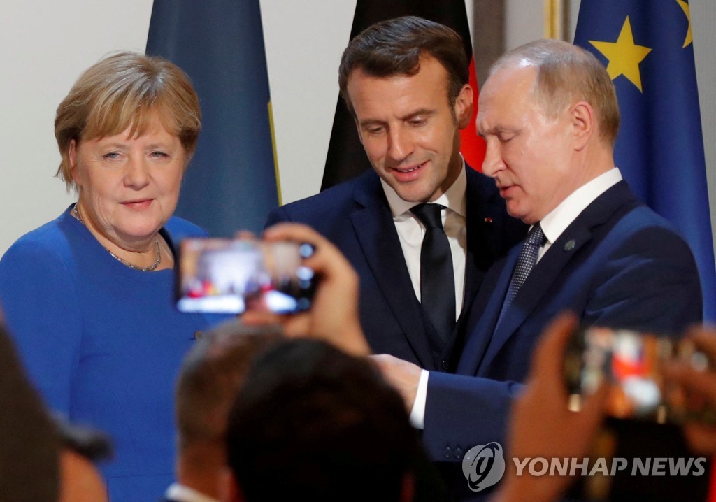 2019년 회견 중인 앙겔라 메르켈 당시 독일 총리(왼쪽)와 에마뉘엘 마크롱 프랑스 대통령(가운데), 블라디미르 푸틴 러시아 대통령(오른쪽).