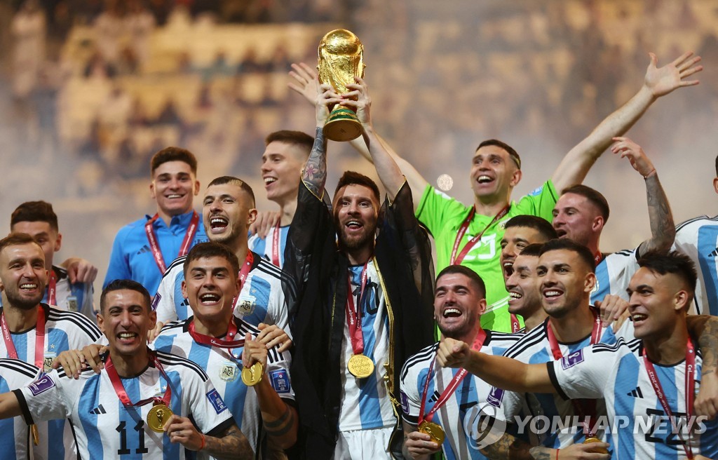 우승컵 들어올리는 아르헨티나 국가대표팀