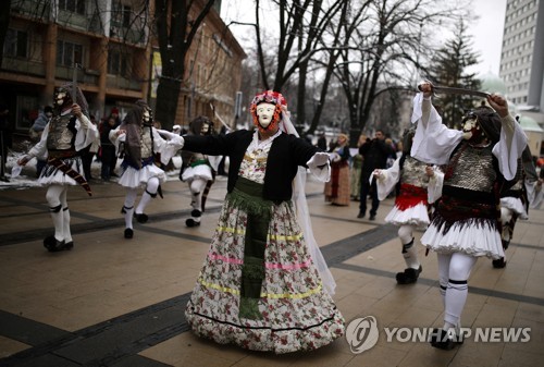 '악령을 쫒고 복을 기원해요'…불가리아 '수르바' 가면 축제 