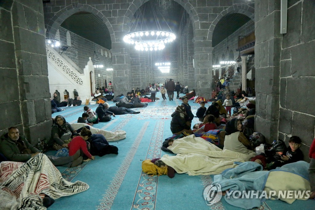 이재민들의 대피소가 된 튀르키예 울루 모스크 [로이터=연합뉴스]