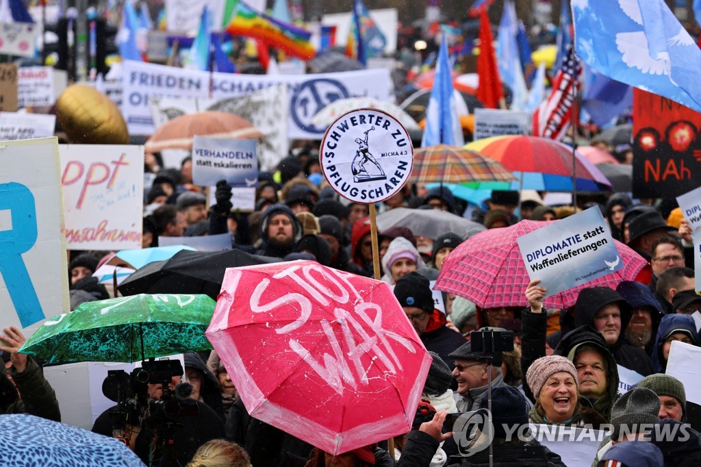 25일(현지시간) 독일 수도 베를린 브란덴부르크 문 앞에서 우크라이나 군사 지원 중단 촉구하는 시위대 