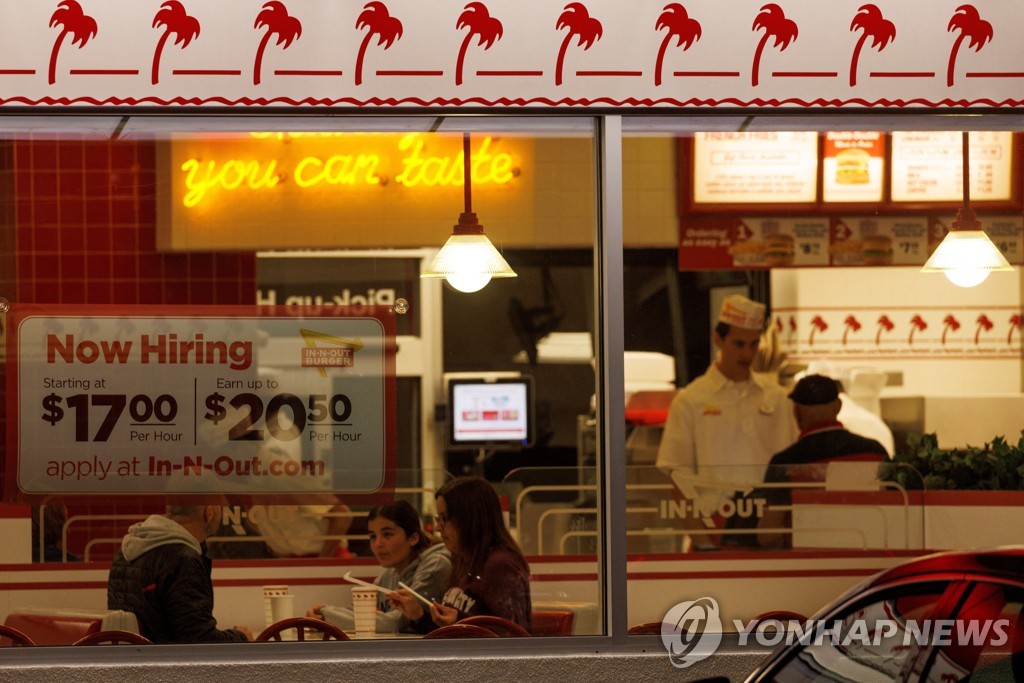 채용 안내문 붙인 미국 캘리포니아주의 한 패스트푸드 체인