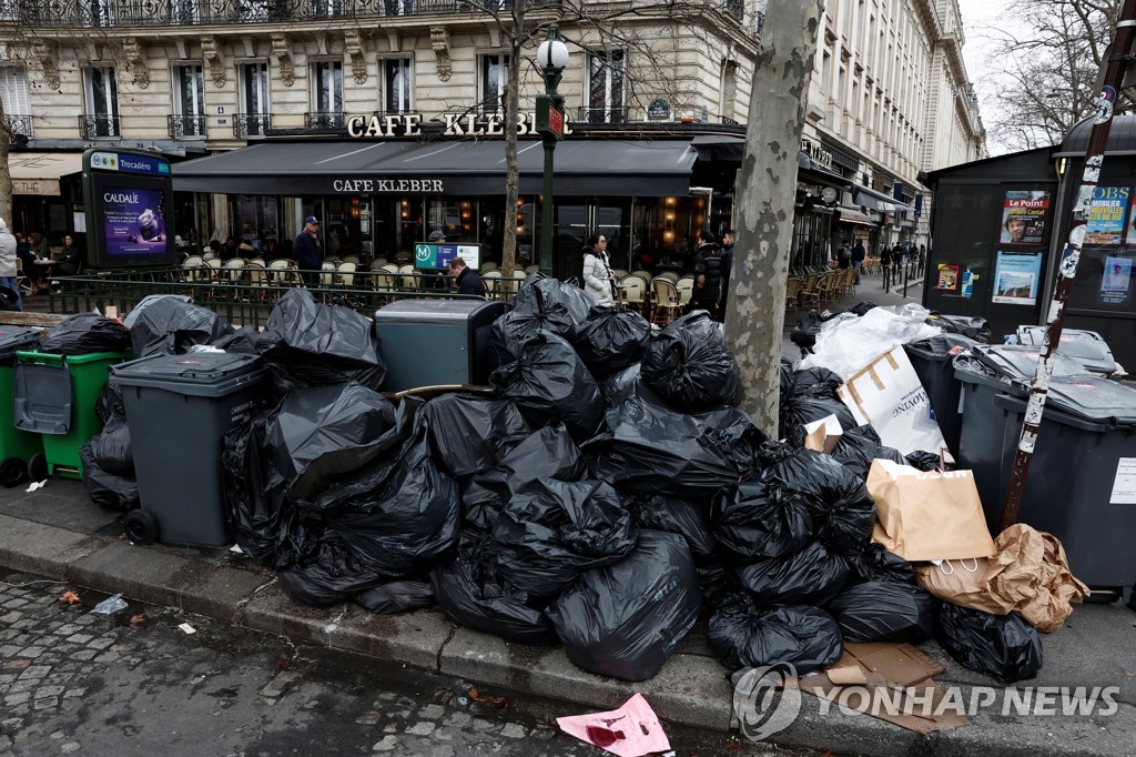 연금 개혁 반대 파업으로 프랑스 파리 길거리에 쌓인 쓰레기들