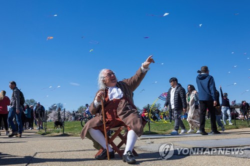 '연 날리기'…美 워싱턴 내셔널 몰 벚꽃 축제