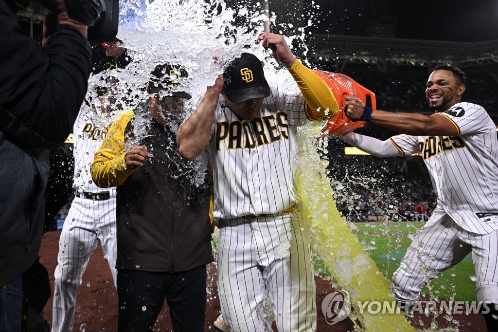 In this USA Today Sports photo via Reuters, Kim Ha-seong of the San Diego Padres (C) is doused after hitting a walkoff home run against the Arizona Diamondbacks during the bottom of the ninth inning of a Major League Baseball regular season game at Petco Park in San Diego on April 3, 2023. (Yonhap)