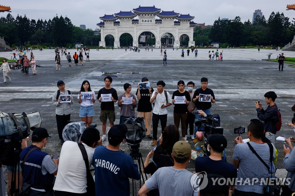 (로이터=연합뉴스) 지난 4일 대만 자유광장에서 학생들이 홍콩에 여행갔다가 체포된 동료의 석방을 요구하는 기자회견을 하는 모습. 2023.6.27.