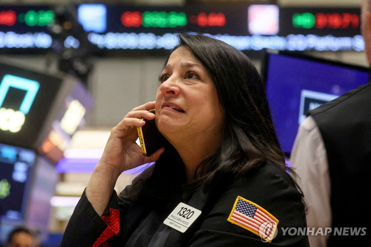 NYSE 입회장에서 일하는 트레이더의 모습