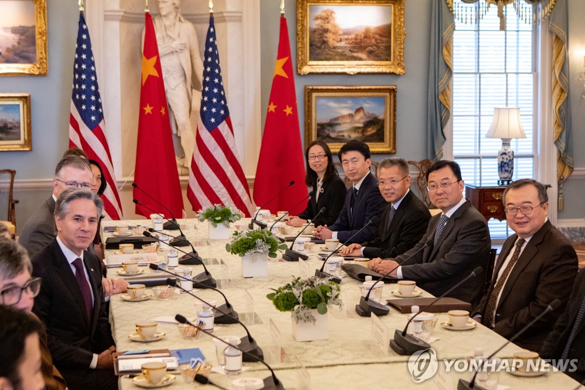 El secretario de Estado de Estados Unidos, Antony Blinken, sostiene conversaciones con el ministro del Departamento de Enlace Internacional del Partido Comunista Chino, Liu Jianchao, en el Departamento de Estado de Washington el 12 de enero de 2024, en esta fotografía publicada por Reuters.  (Yonhap)