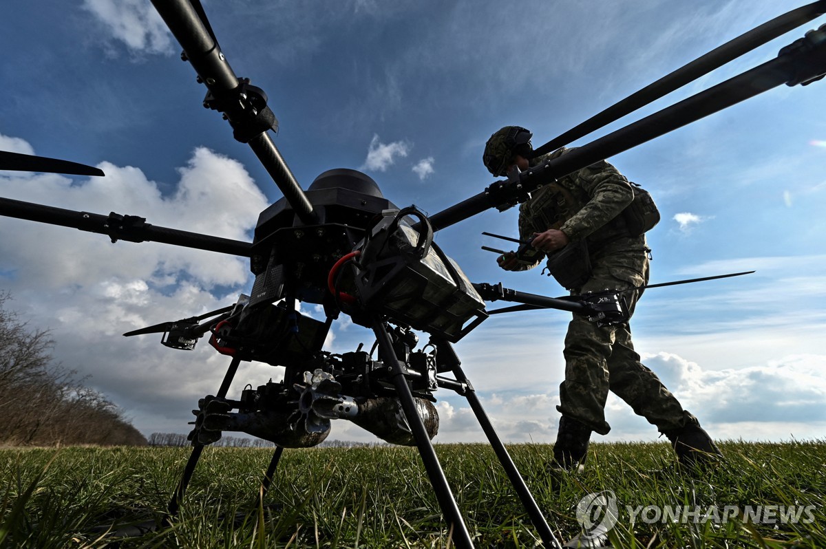 동체 하부에 폭탄이 적재된 우크라이나군 드론