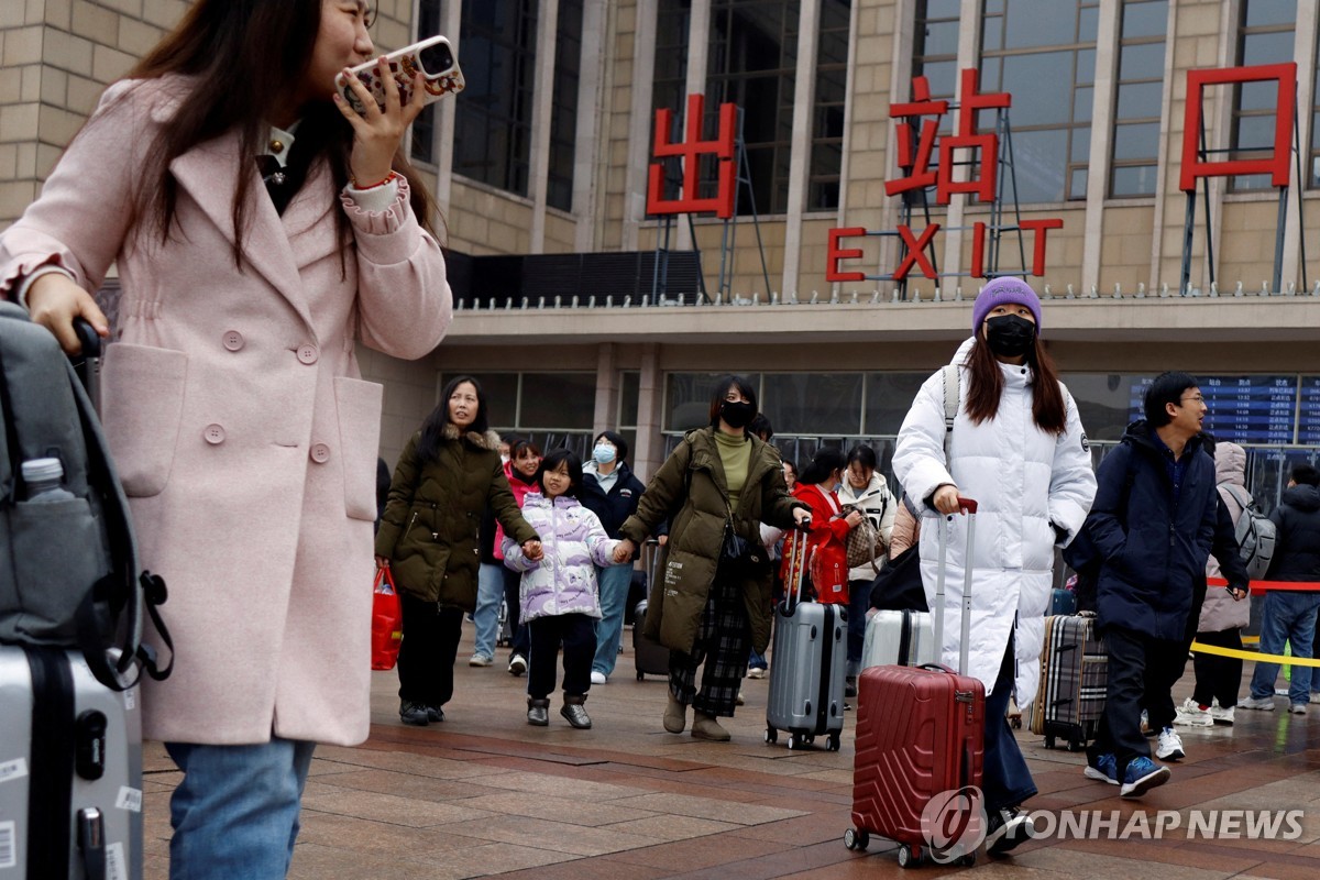 지난 18일 중국 베이징 기차역을 나오는 여행객들.