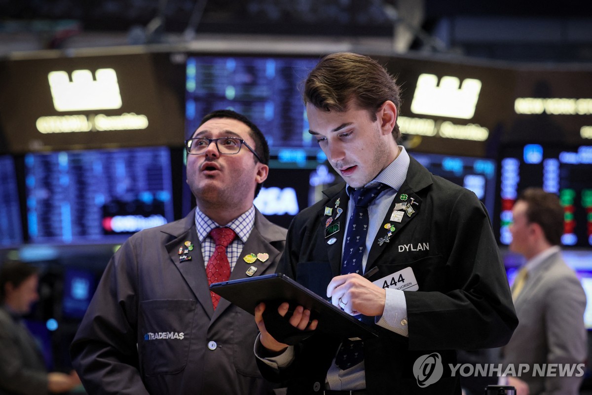 뉴욕증권거래소(NYSE) 입회장에서 일하는 트레이더들의 모습