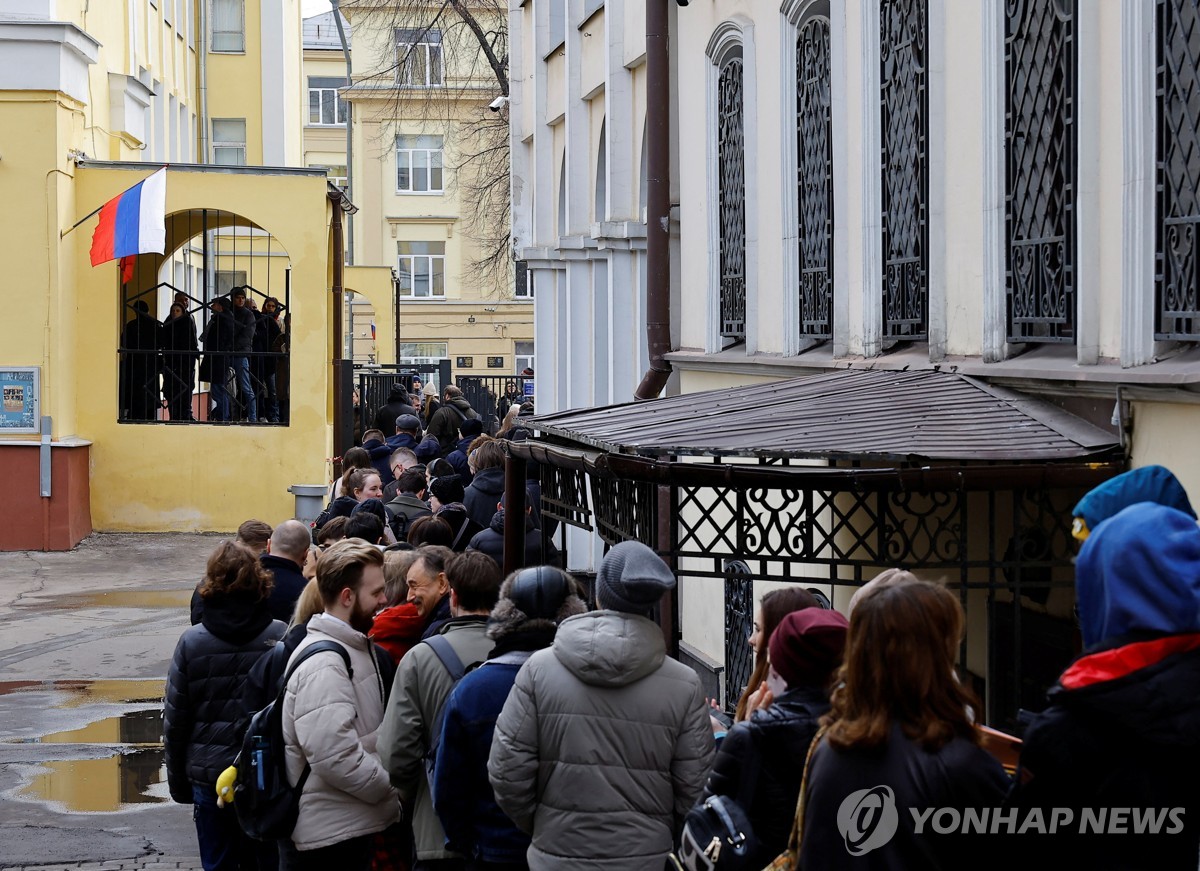 Voters gathered in front of a Moscow polling station at noon on the 17th