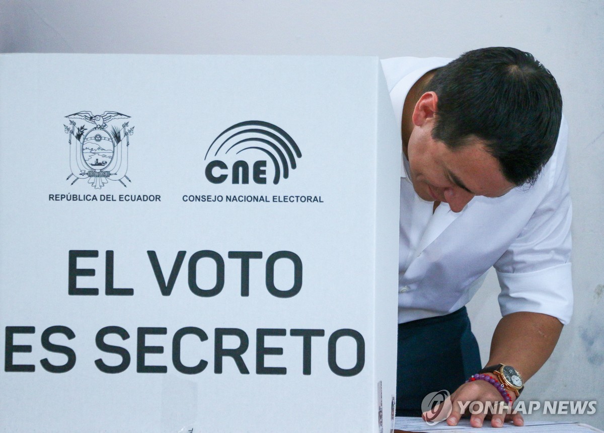 국민 투표하는 에콰도르 대통령