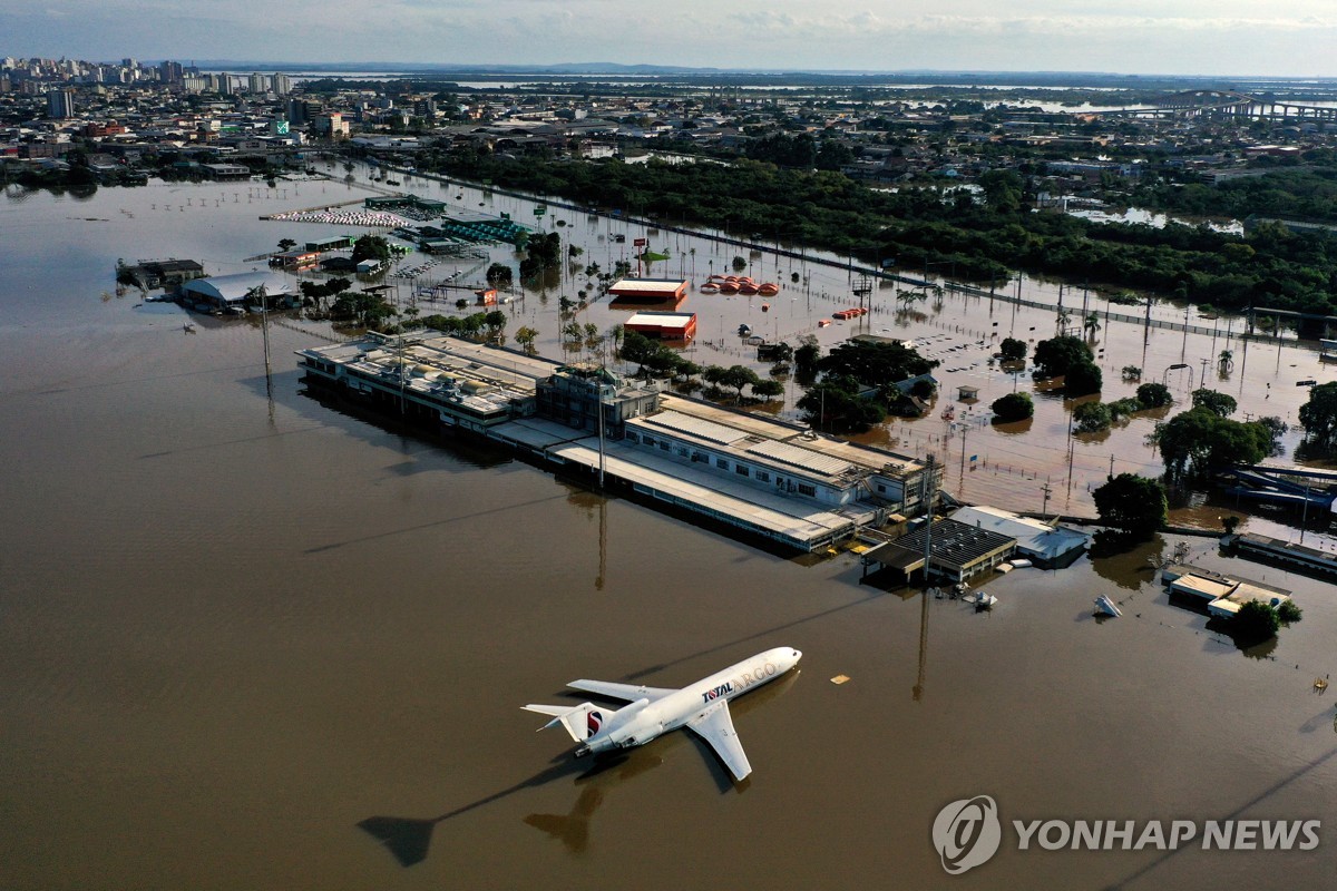 브라질 폭우로 물에 잠긴 공항