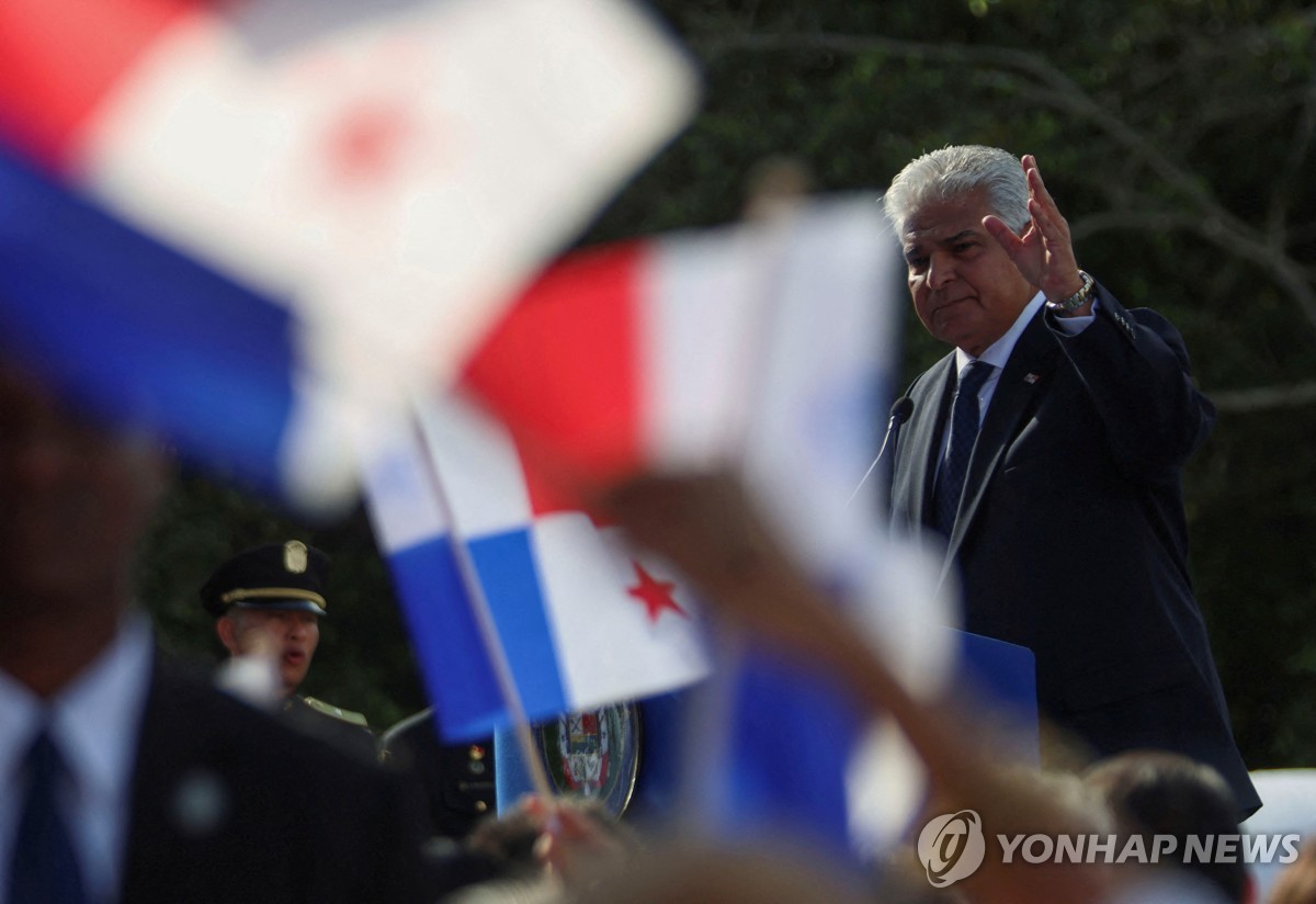 파나마 운하 이양 25주년 기념식 참석한 물리노 대통령