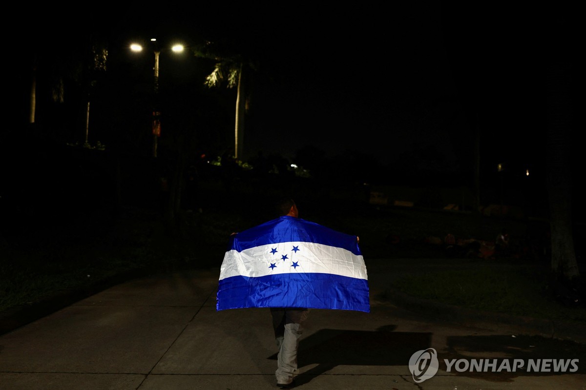 온두라스 국기 몸에 두른 미국행 이민자