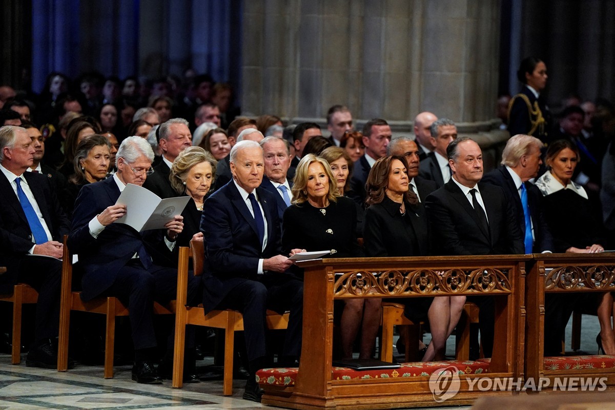 El presidente de los Estados Unidos, Joe Biden, la vicepresidenta de los Estados Unidos, Kamala Harris, el expresidente Barack Obama, el expresidente Bill Clinton, el expresidente George W. Bush y el presidente electo de los Estados Unidos, Donald Trump, asisten al funeral de estado del expresidente de los Estados Unidos, Jimmy Carter, en la Catedral Nacional de Washington. en Washington el 9 de enero de 2025 en esta fotografía publicada por Reuters. (Yonhap)